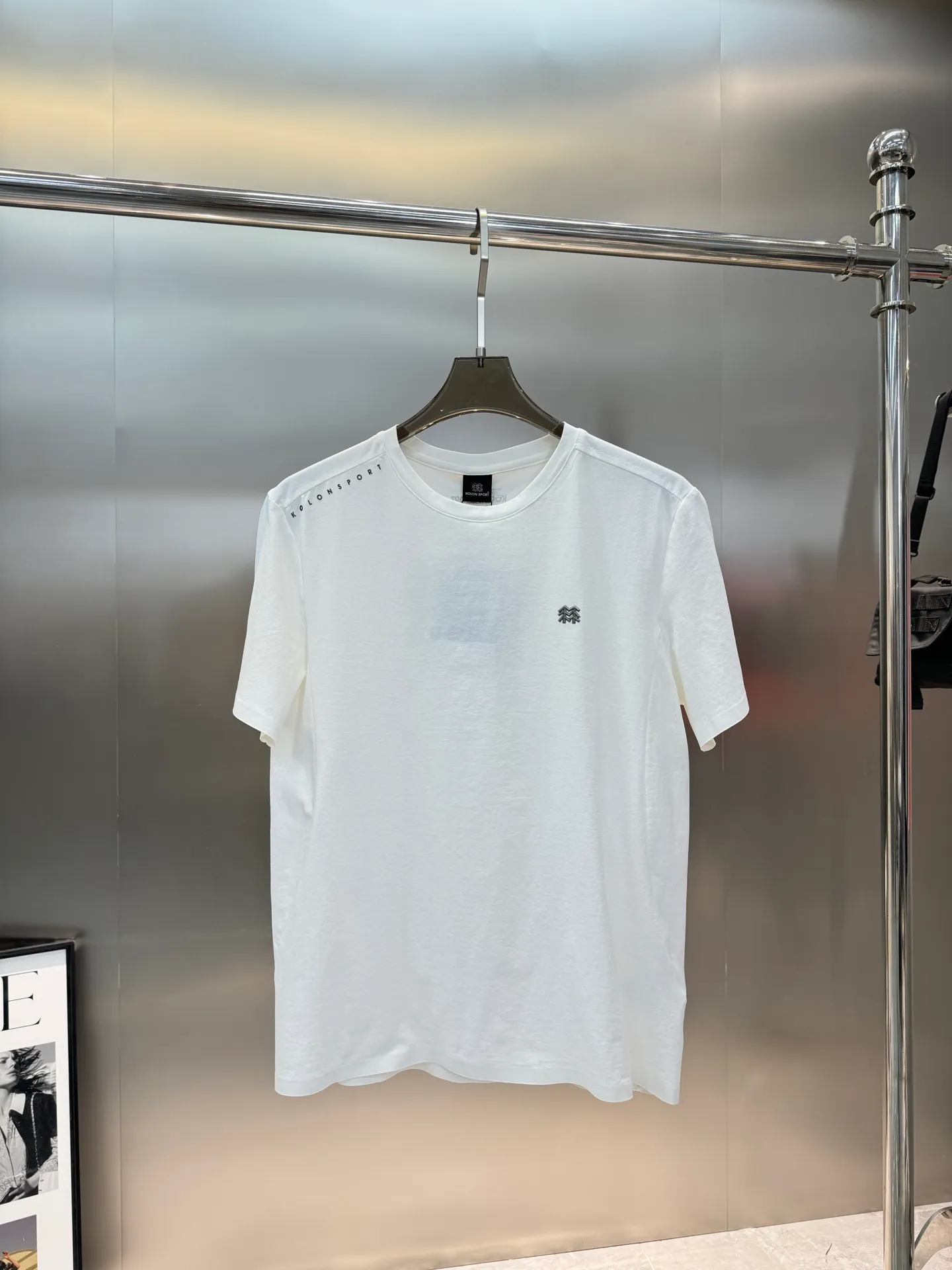 190 ⚜️Buy it if you know the goods! Kolon Sport Kolon Outdoor New Arrival T-shirt. Original product recommendation ❤️ Can be matched as a set. Regular fit outdoor T-shirt. Three-dimensional cutting design. Sports style rhythmic line matching. Comfortable and decent! Original professional outdoor high-tech polyester fabric! Multiple outdoor features. Touch and texture. Breathable holes on both sides. Complete three-dimensional cutting! The fabric is stiff and ribbed. Comfortable and stretchy. Skin-friendly, breathable, cool and comfortable. The three-dimensional upper body is super beautiful, a unique design. All three standards are included. Color: Black.Light Gray.White.Green.Sizes: M-3XL (4xl can be customized) 175/140 pounds recommended L